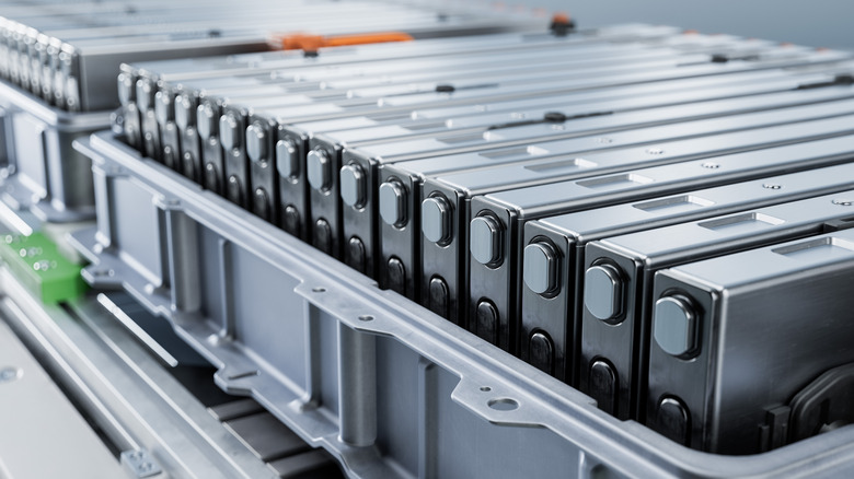 Επαναφορτιζόμενες μπαταρίες υψηλής τάσης σε εργοστάσιο