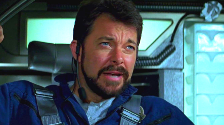 Ο Ράικερ (Τζόναθαν Φρέικς) μιλάει από μια θέση στο πιλοτήριο στο Star Trek: Πρώτη επαφή