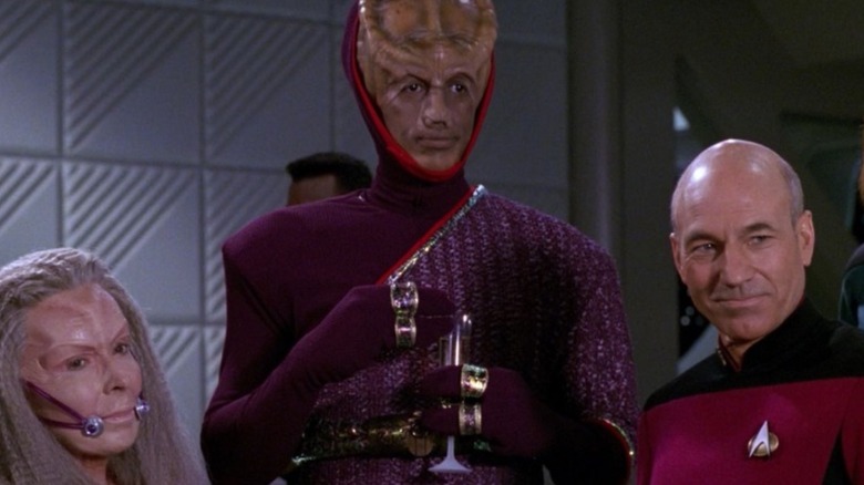 Bhavani (Elizabeth Hoffman) Leyor (Kevin Peter Hall) και Jean-Luc Picard που μιλούν στο Star Trek: The Next Generation