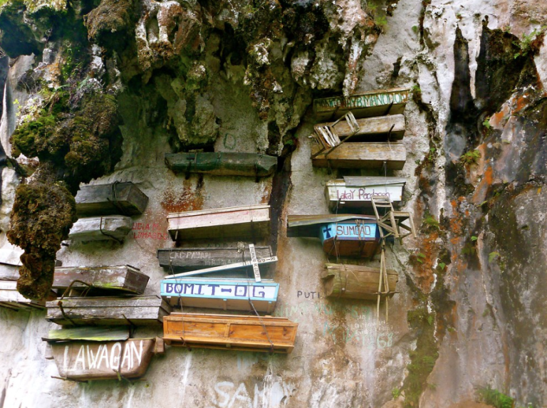 Κίνα: Λύθηκε το μυστήριο με τα κρεμαστά φέρετρα σε απόκρημνους βράχους