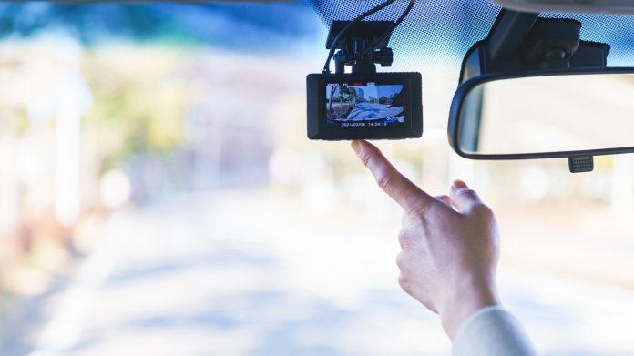 Αυτή η ηλιακή τροφοδοσία Dash Cam παρακολουθεί το αυτοκίνητό σας όσο λείπετε Αυτή η ηλιακή τροφοδοσία Dash Cam παρακολουθεί το αυτοκίνητό σας όσο λείπετε