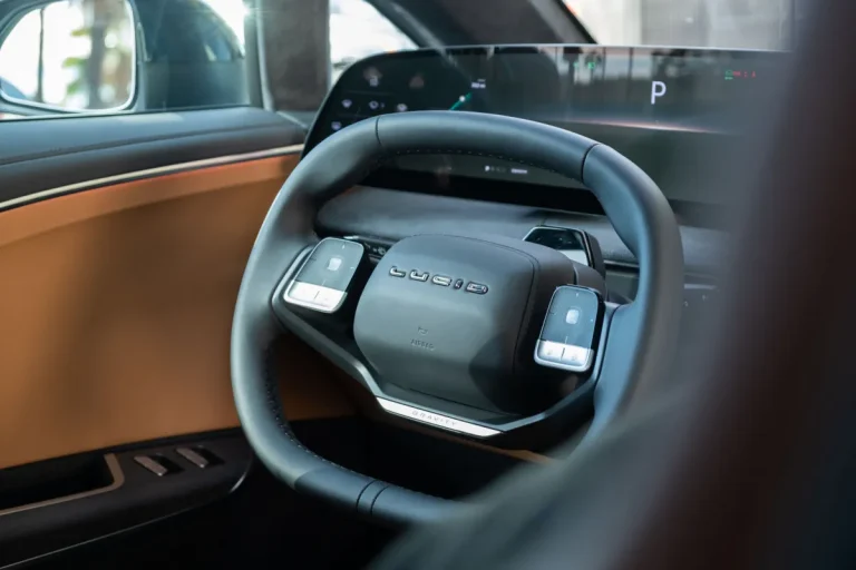 Η Lucid Motors στέλνει το Apple CarPlay και το Android Auto στους κατόχους Gravity SUV