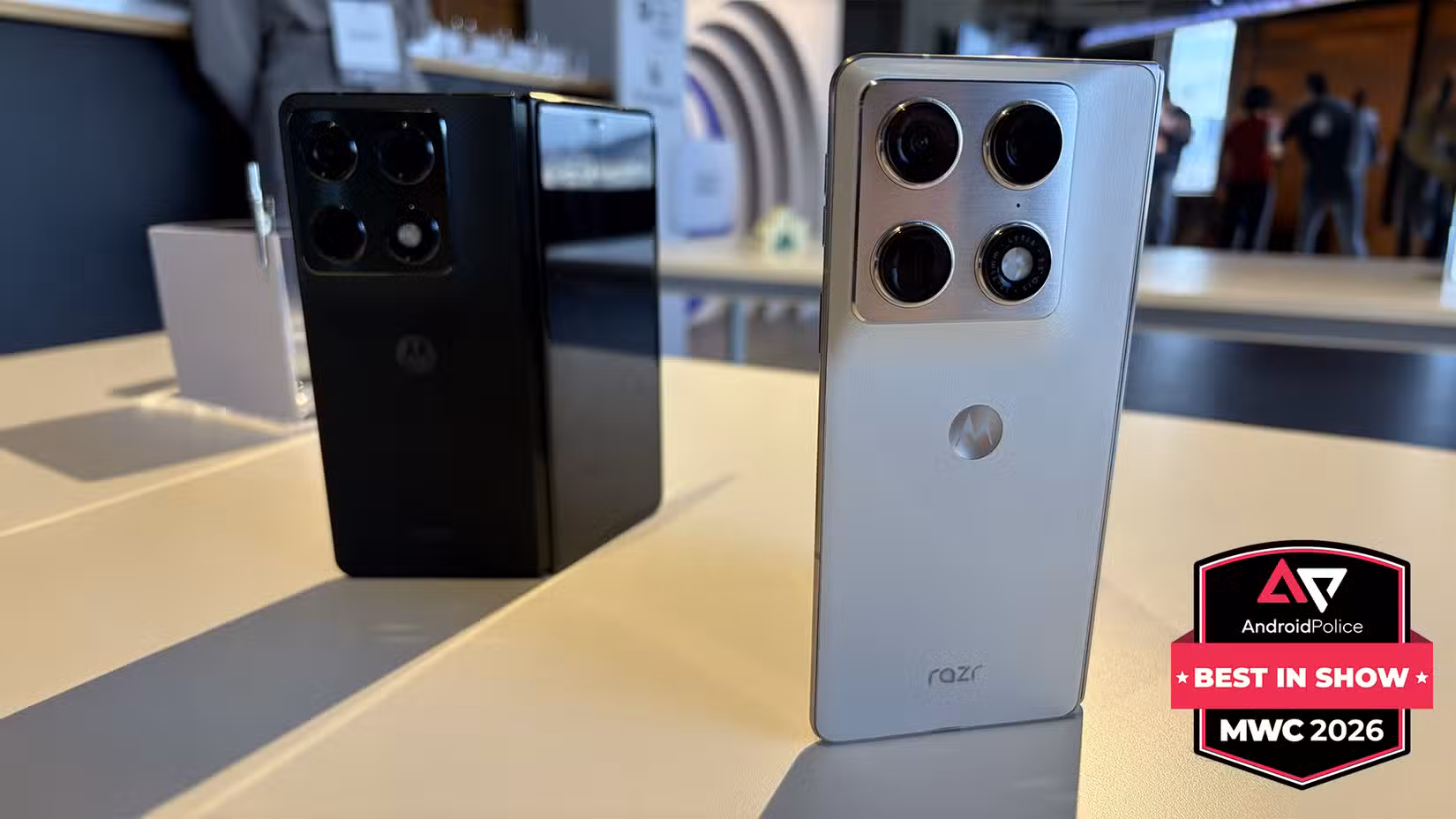 Ένα Motorola Razr Fold που δείχνει τις κάμερες που εμφανίζονται και το MWC 2025