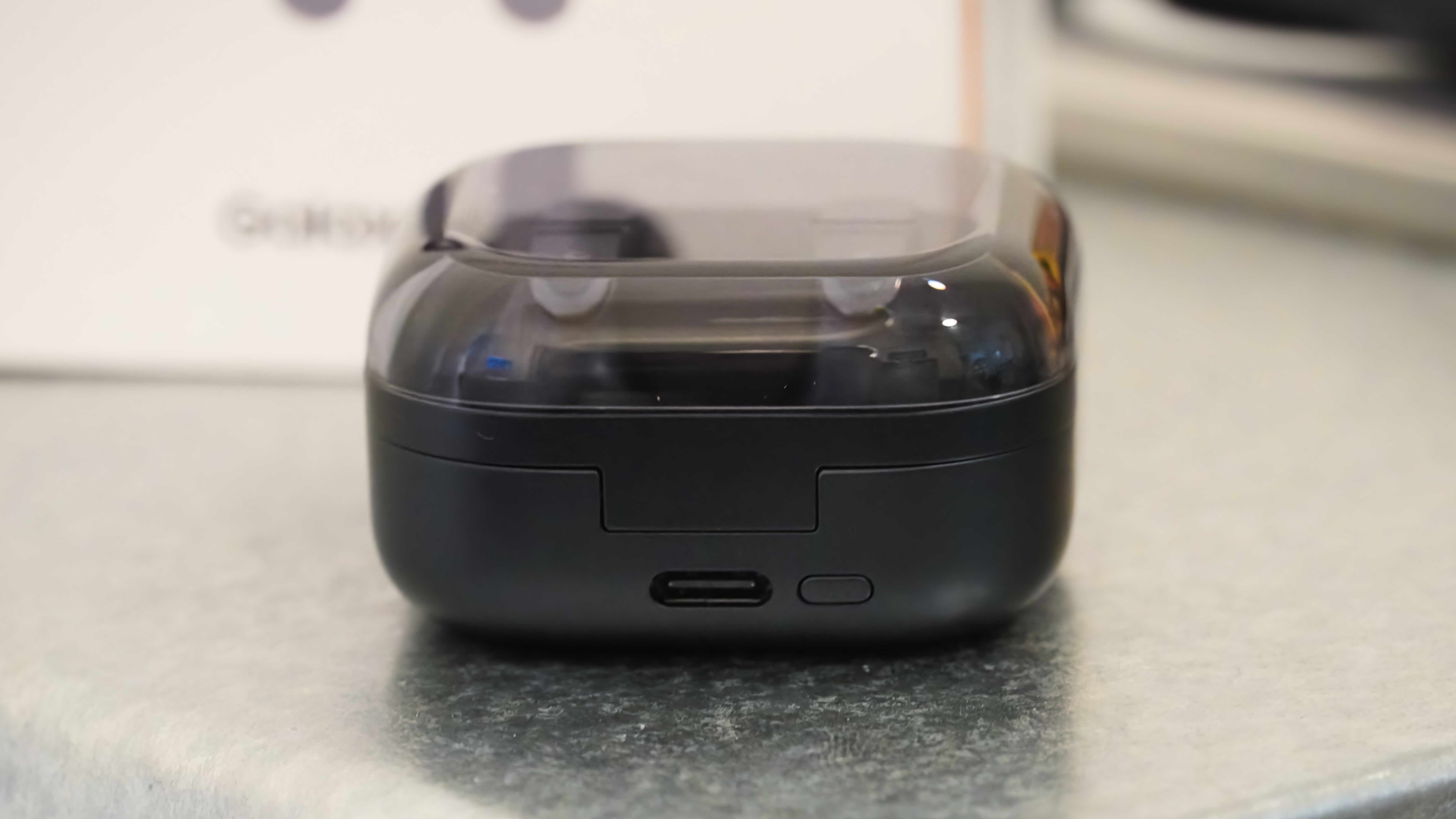 Το Samsung Galaxy Buds 4 σε μαύρο και ασημί. 