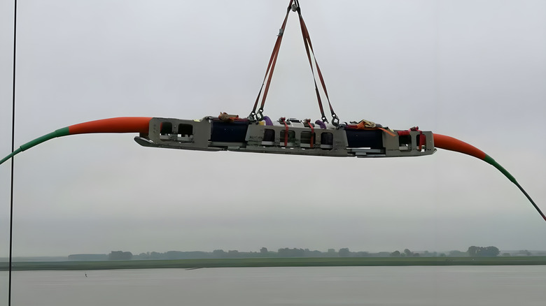 Υποβρύχιο καλώδιο και επαναλήπτες που φορτώνονται σε φορτηγό πλοίο