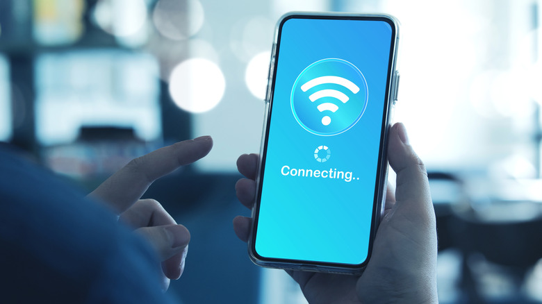 Άτομο που συνδέεται σε ένα τοπικό δίκτυο Wi-Fi στο smartphone του.