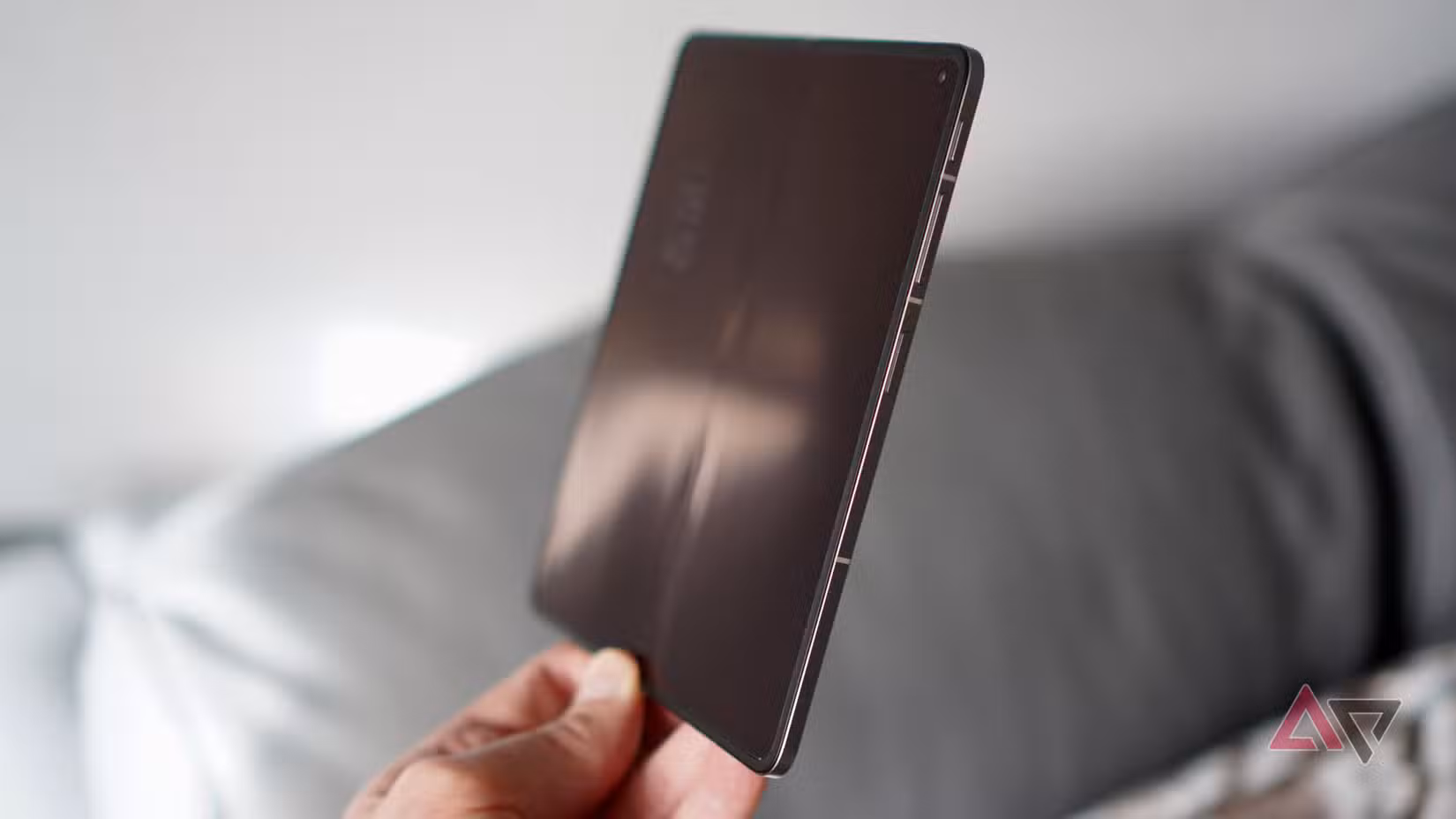 Ένα ανοιχτό Oppo Find N6 από το πλάι