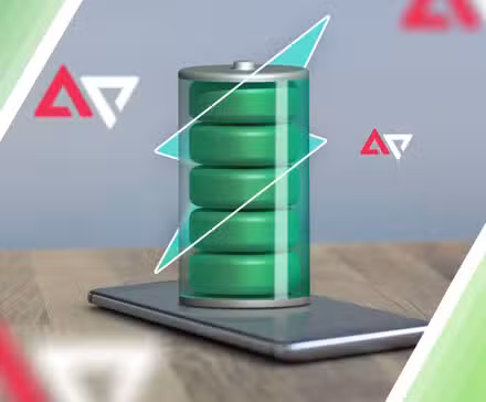 Ένα τηλέφωνο σε ένα τραπέζι με γεμάτη μπαταρία πάνω από την οθόνη.