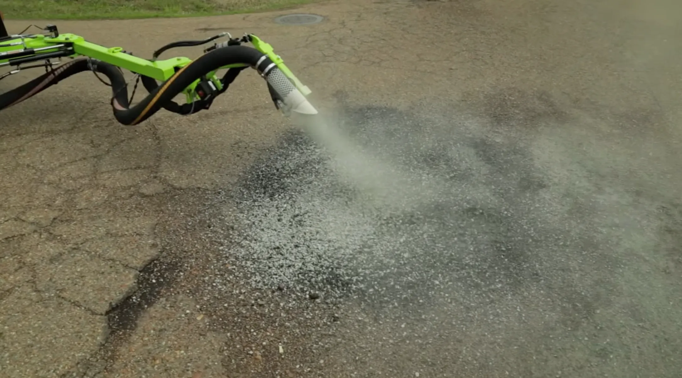 ένας σωλήνας ψεκάζει μια τρύπα