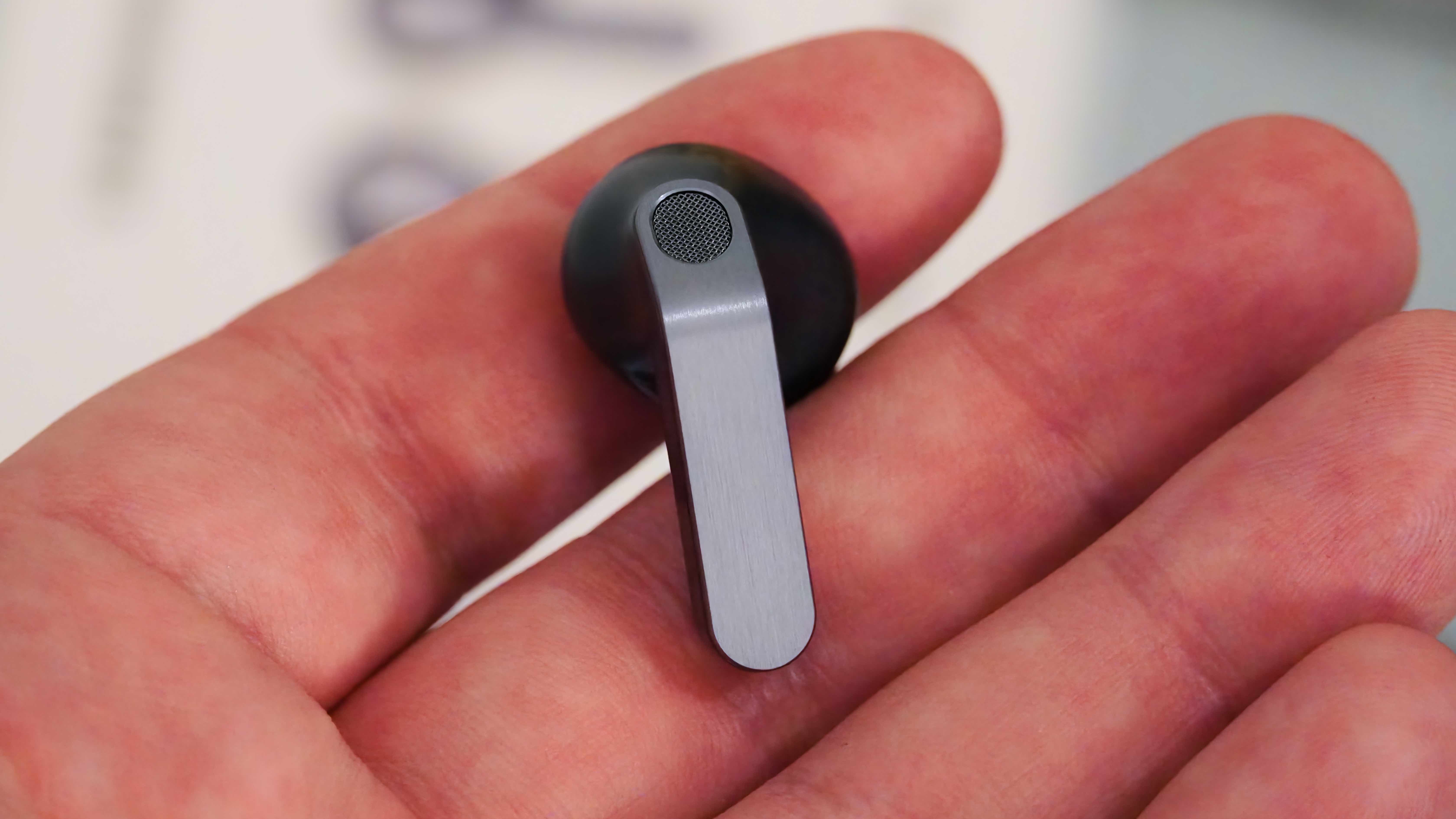 Το Samsung Galaxy Buds 4 σε μαύρο και ασημί. 