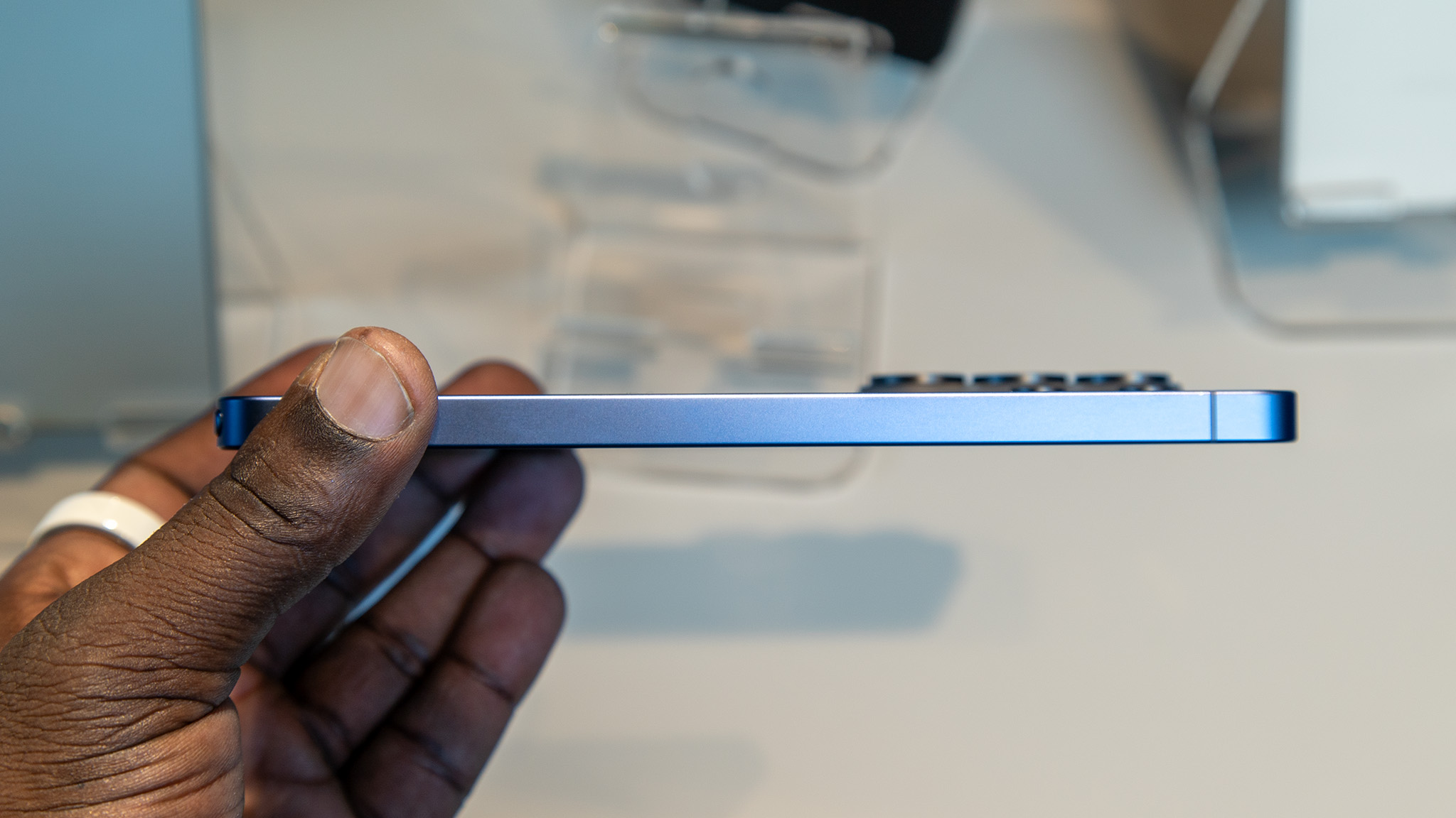 Ο μεταλλικός σκελετός του μπλε του ουρανού Samsung Galaxy S26 Ultra