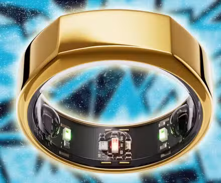 Το Oura Ring 4 σε στυλιζαρισμένο μπλε φόντο.