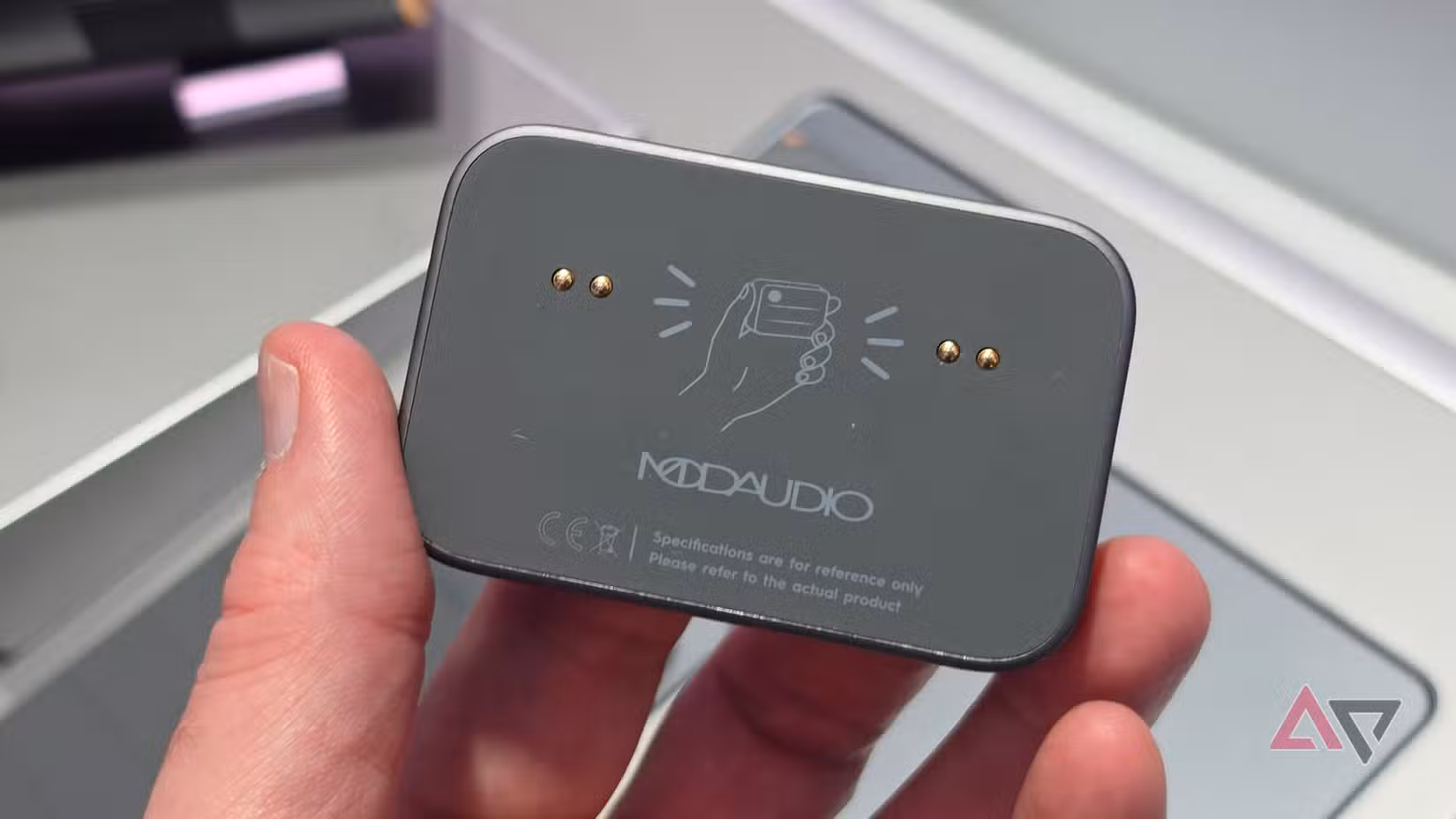 Το πίσω μέρος της μονάδας ήχου Tecno Magnetic Modular concept τηλεφώνου