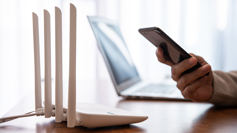 Ένα άτομο που συνδέεται στο δίκτυο ενός δρομολογητή Wi-Fi