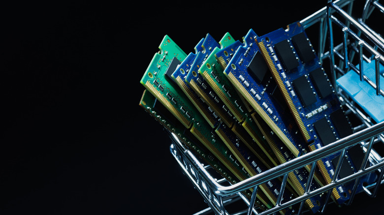 Κάρρο αγορών με μπαστούνια κριαριού σε μαύρο φόντο