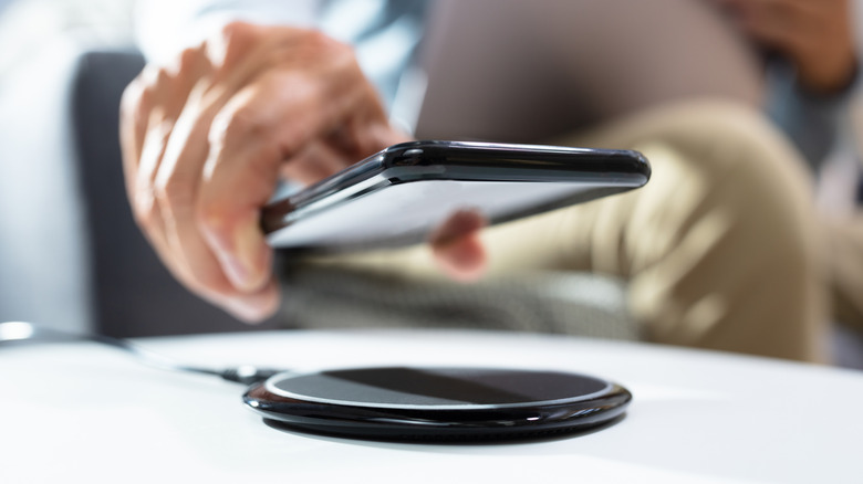 Τοποθέτηση τηλεφώνου σε χαλάκι ασύρματης φόρτισης.