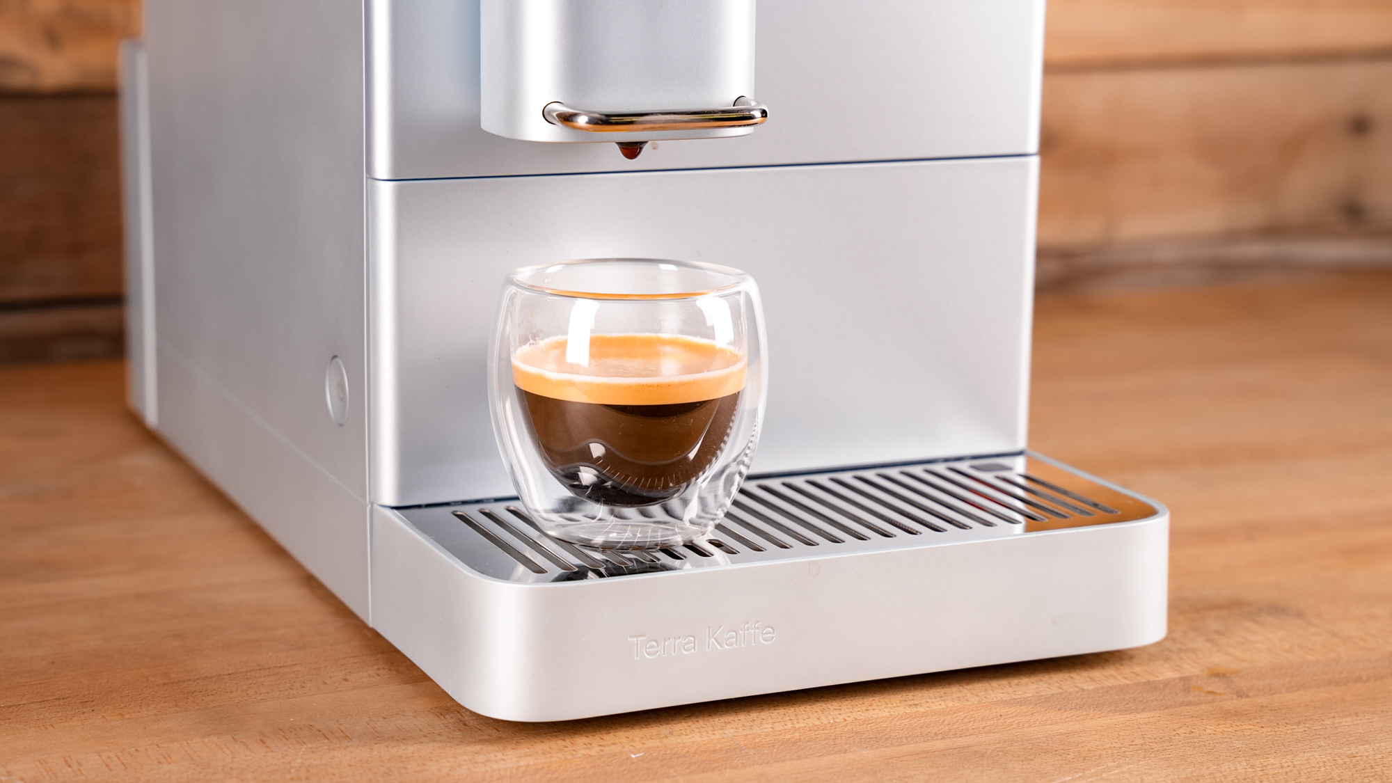 Παρασκευαστής εσπρέσο Terra Kaffe Demi σε επιφάνεια κουζίνας