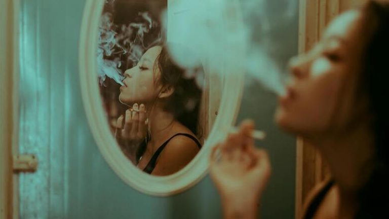 Αυξάνεται το κάπνισμα και το άτμισμα στους εφήβους στην Ελλάδα