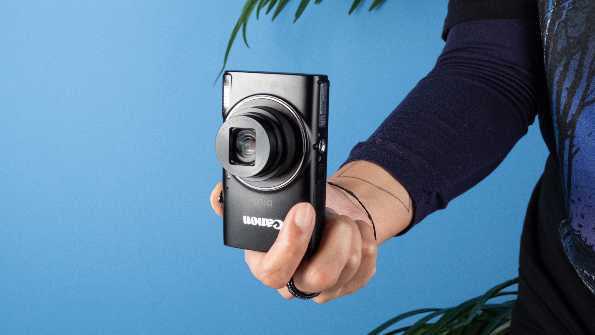 Μια μαύρη Canon PowerShot Elph 360 HS A ή Canon PowerShot IXUS 285 HS Μια compact φωτογραφική μηχανή