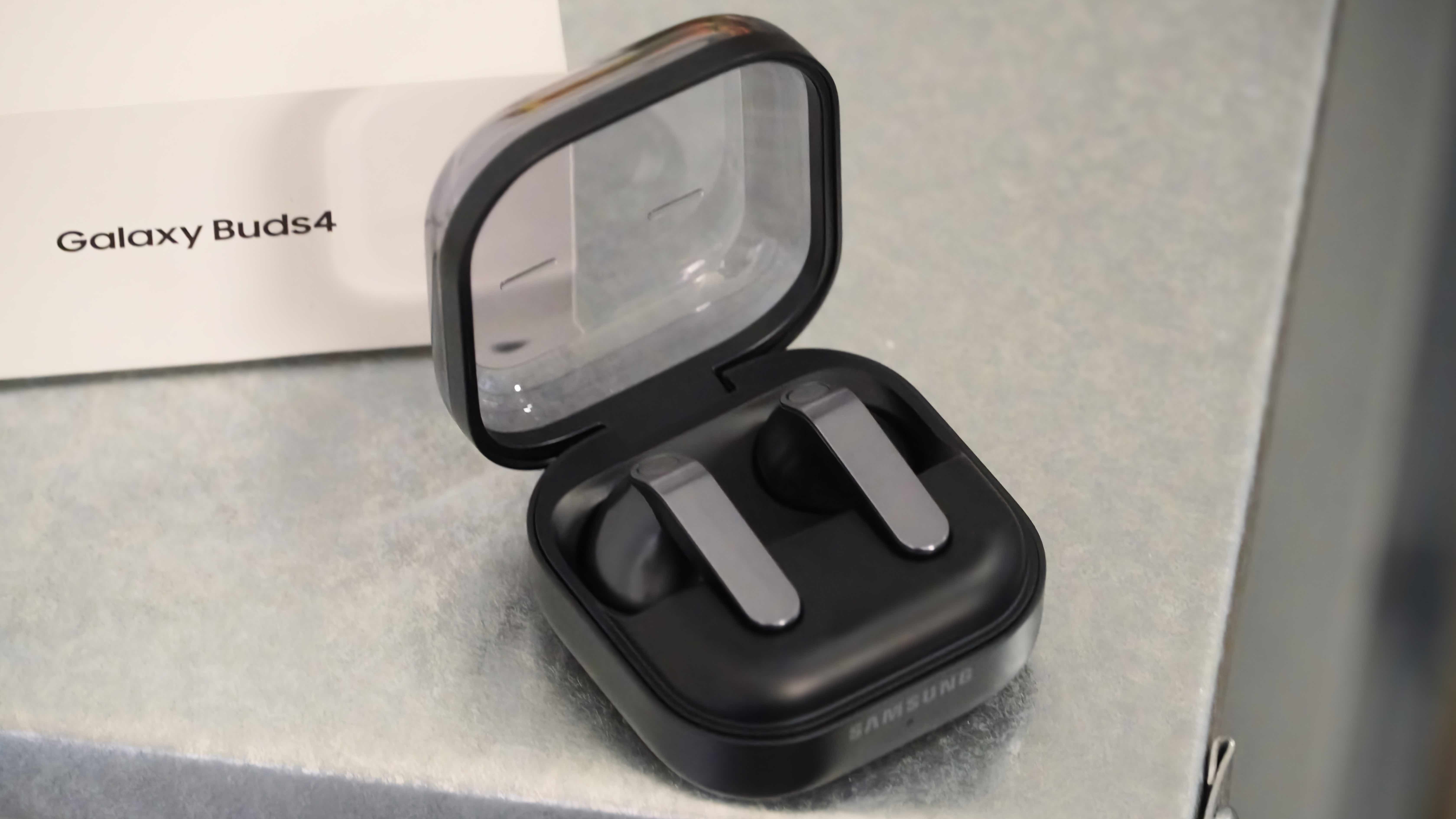 Το Samsung Galaxy Buds 4 σε μαύρο και ασημί. 