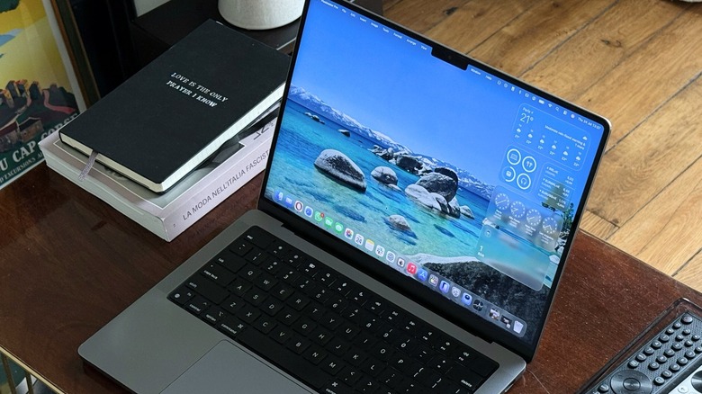 Ένα MacBook Pro σε ένα γραφείο με macOS Tahoe