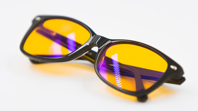 ένα ζευγάρι γυαλιά μπλε φωτός