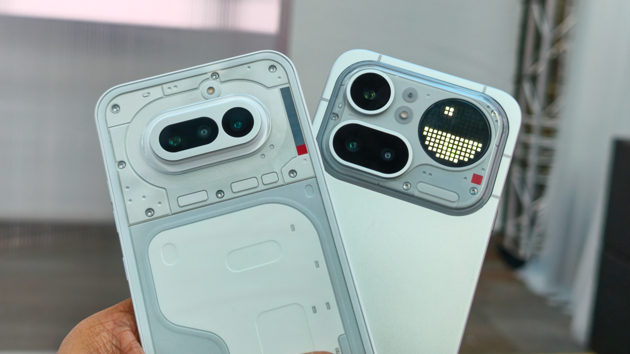 Nothing Phone 4a vs Phone 4a Pro από την κυκλοφορία στο Λονδίνο