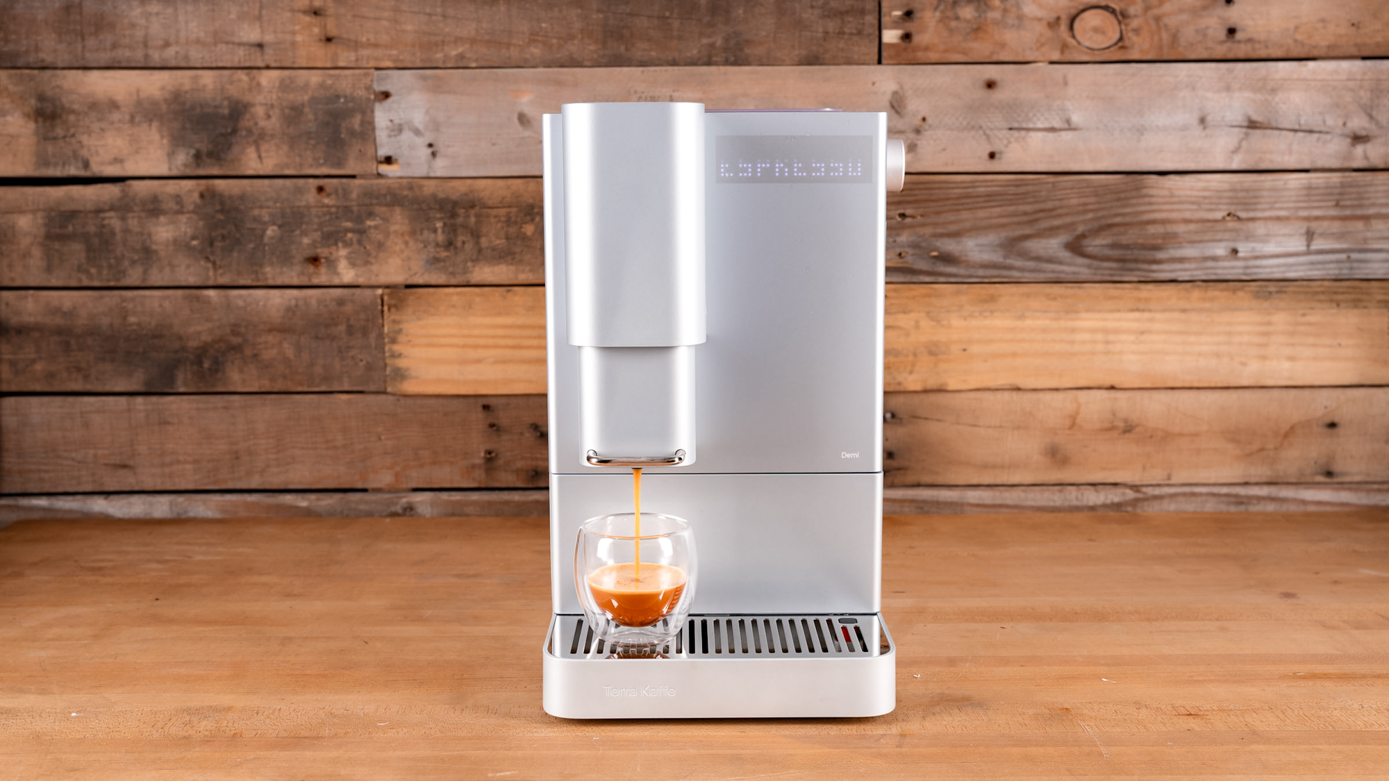 Παρασκευαστής εσπρέσο Terra Kaffe Demi σε επιφάνεια κουζίνας