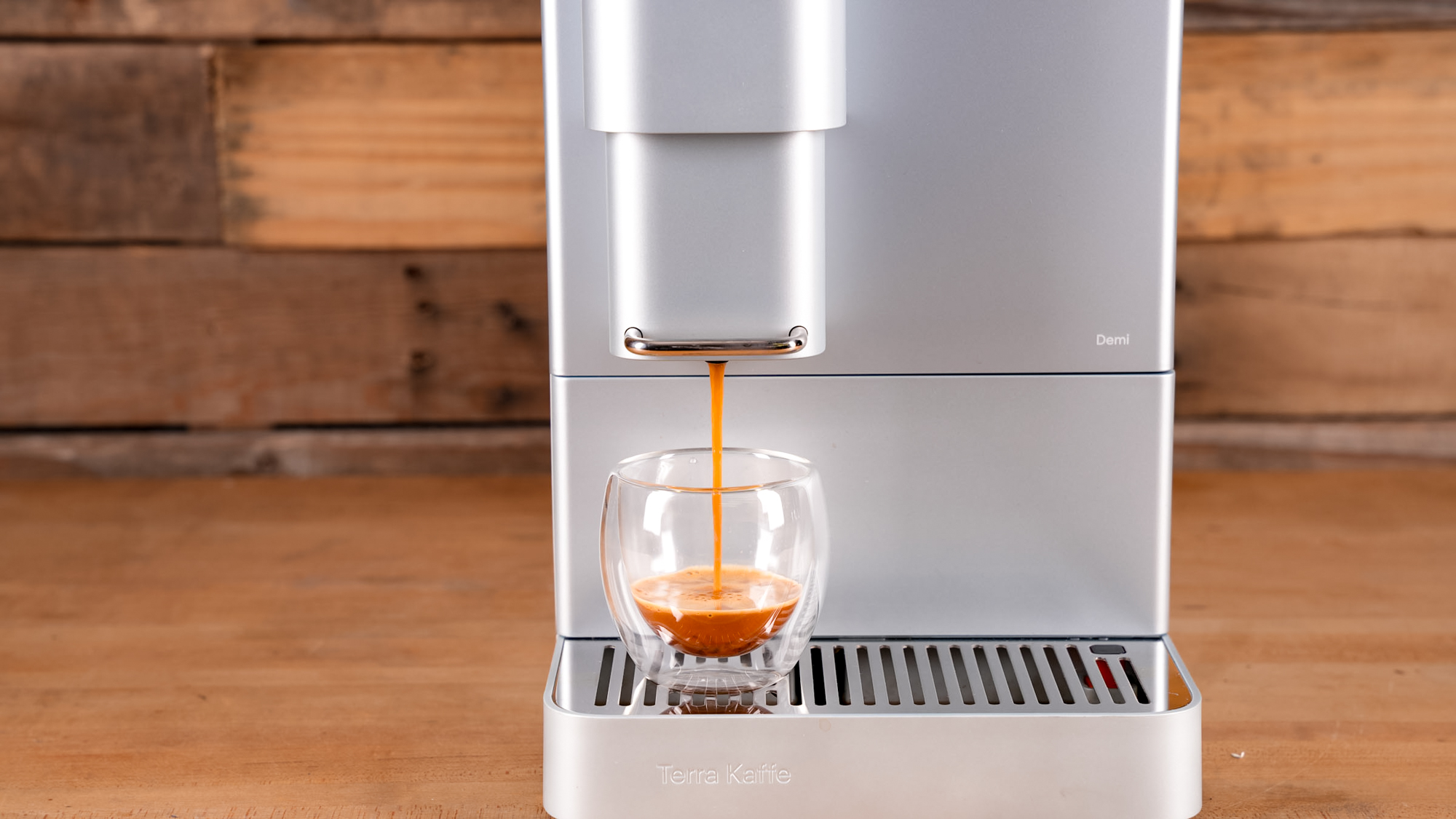 Παρασκευαστής εσπρέσο Terra Kaffe Demi σε επιφάνεια κουζίνας