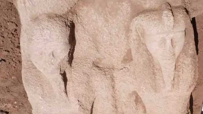 Ανακάλυψη 7 ποδιών αγάλματος Αιγυπτιακού Φαραώ από αρχαιολόγους Ανακάλυψη 7 ποδιών αγάλματος Αιγυπτιακού Φαραώ από αρχαιολόγους