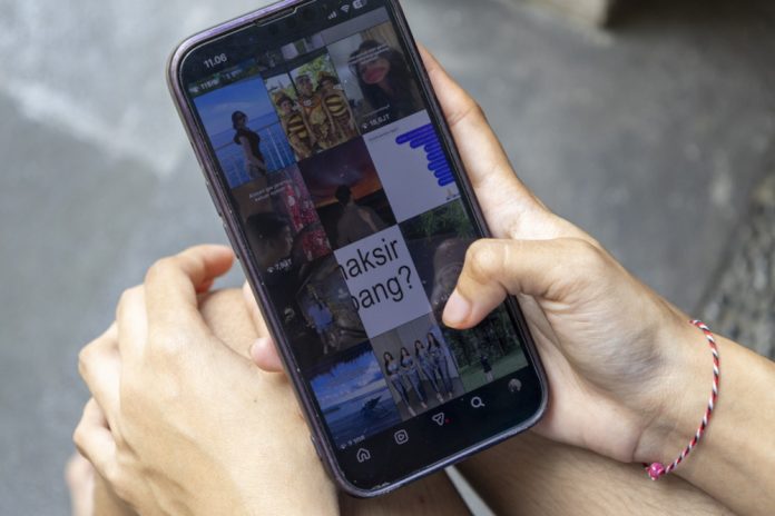 Με κυρώσεις απειλεί η Αυστραλία τους τεχνολογικούς κολοσσούς: Τους κατηγορεί ότι παραβιάζουν τη νομοθεσία για τον αποκλεισμό ανηλίκων από τα social media Με κυρώσεις απειλεί η Αυστραλία τους τεχνολογικούς κολοσσούς: Τους κατηγορεί ότι παραβιάζουν τη νομοθεσία για τον αποκλεισμό ανηλίκων από τα social media