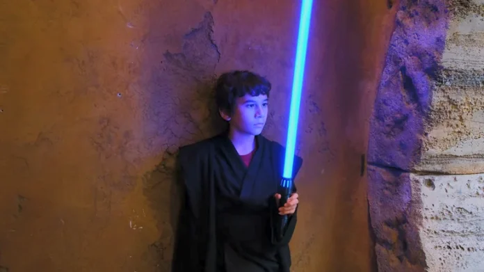 Φτιάξε το δικό σου φωτόσπαθο: Οδηγός με ήχο και φώτα Φτιάξε το δικό σου φωτόσπαθο: Οδηγός με ήχο και φώτα