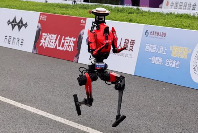 Ρομπότ στην Κίνα τρέχει ημιμαραθώνιο πιο γρήγορα από ανθρώπους Ρομπότ στην Κίνα τρέχει ημιμαραθώνιο πιο γρήγορα από ανθρώπους