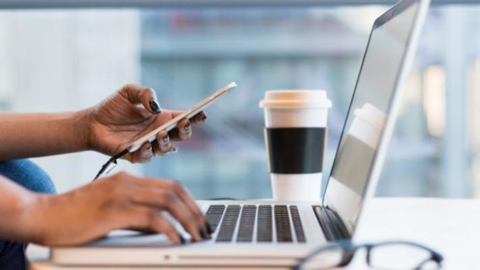 «Διαρκής τάση: Οι Έλληνες επιλέγουν online αγορές» «Διαρκής τάση: Οι Έλληνες επιλέγουν online αγορές»