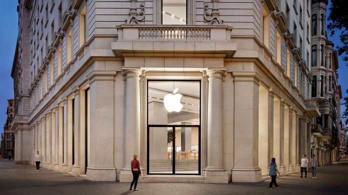 Η Apple στη Βαρκελώνη ξανανοίγει με νέο σταθμό παραλαβής Η Apple στη Βαρκελώνη ξανανοίγει με νέο σταθμό παραλαβής