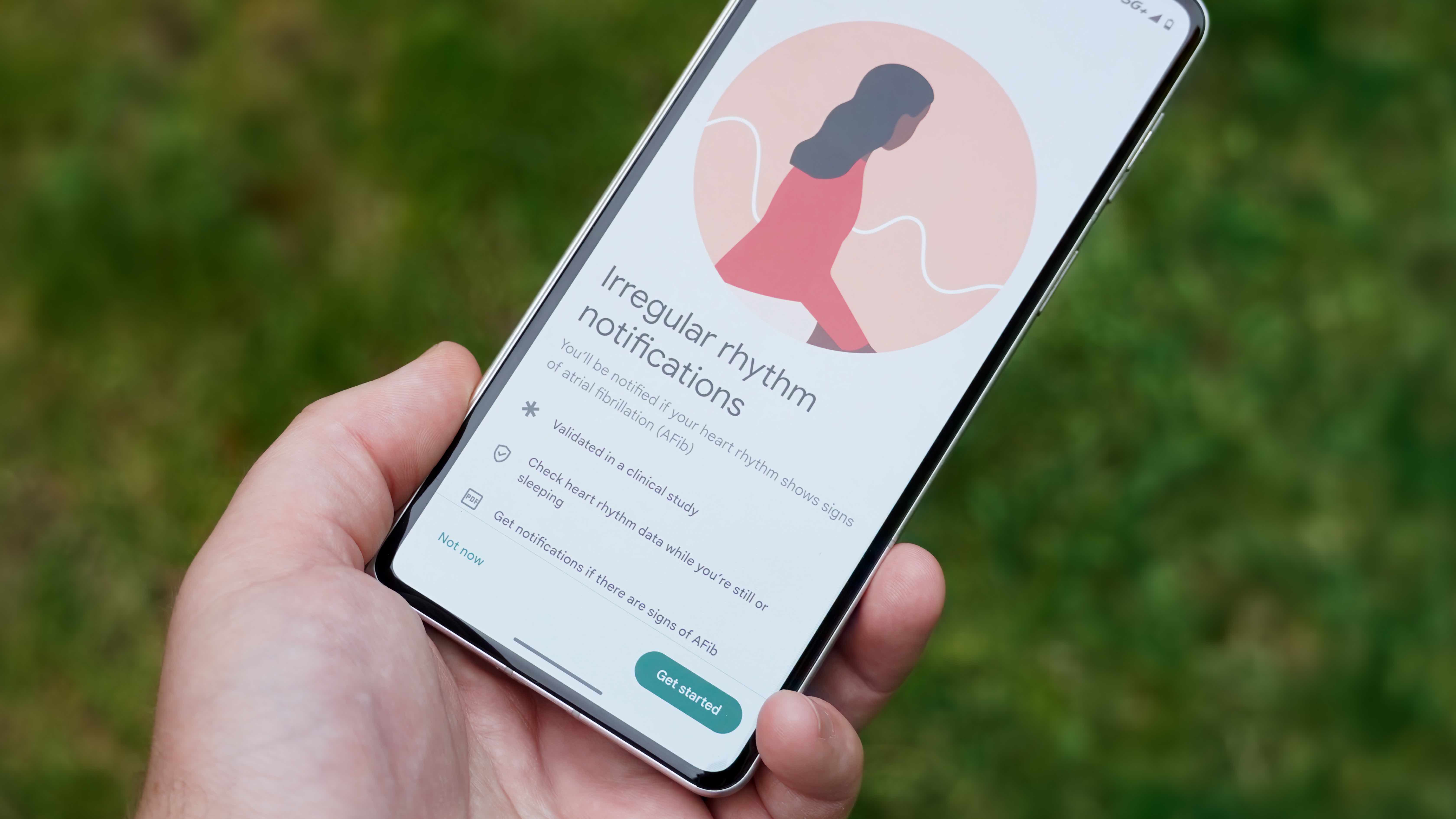 Το Fitbit Air in a Lavender band και οι ρυθμίσεις της εφαρμογής Google Health.