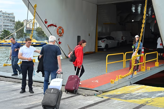 Κίνηση σε ΚΤΕΛ και λιμάνι Πειραιά το τριήμερο του Αγίου Πνεύματος Κίνηση σε ΚΤΕΛ και λιμάνι Πειραιά το τριήμερο του Αγίου Πνεύματος