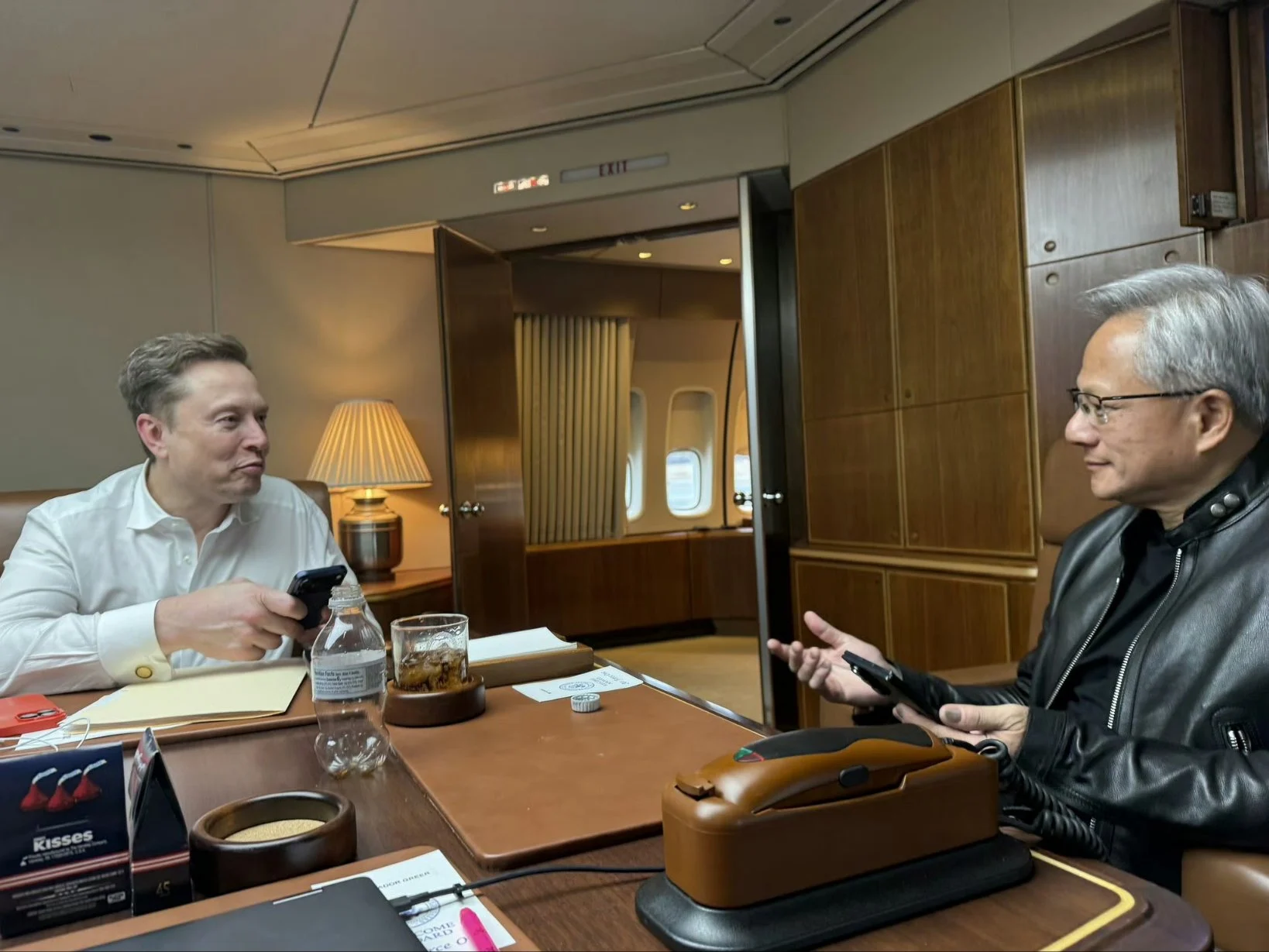 Μια φωτογραφία του Jensen Huang με το Samsung Galaxy Z Fold 7
