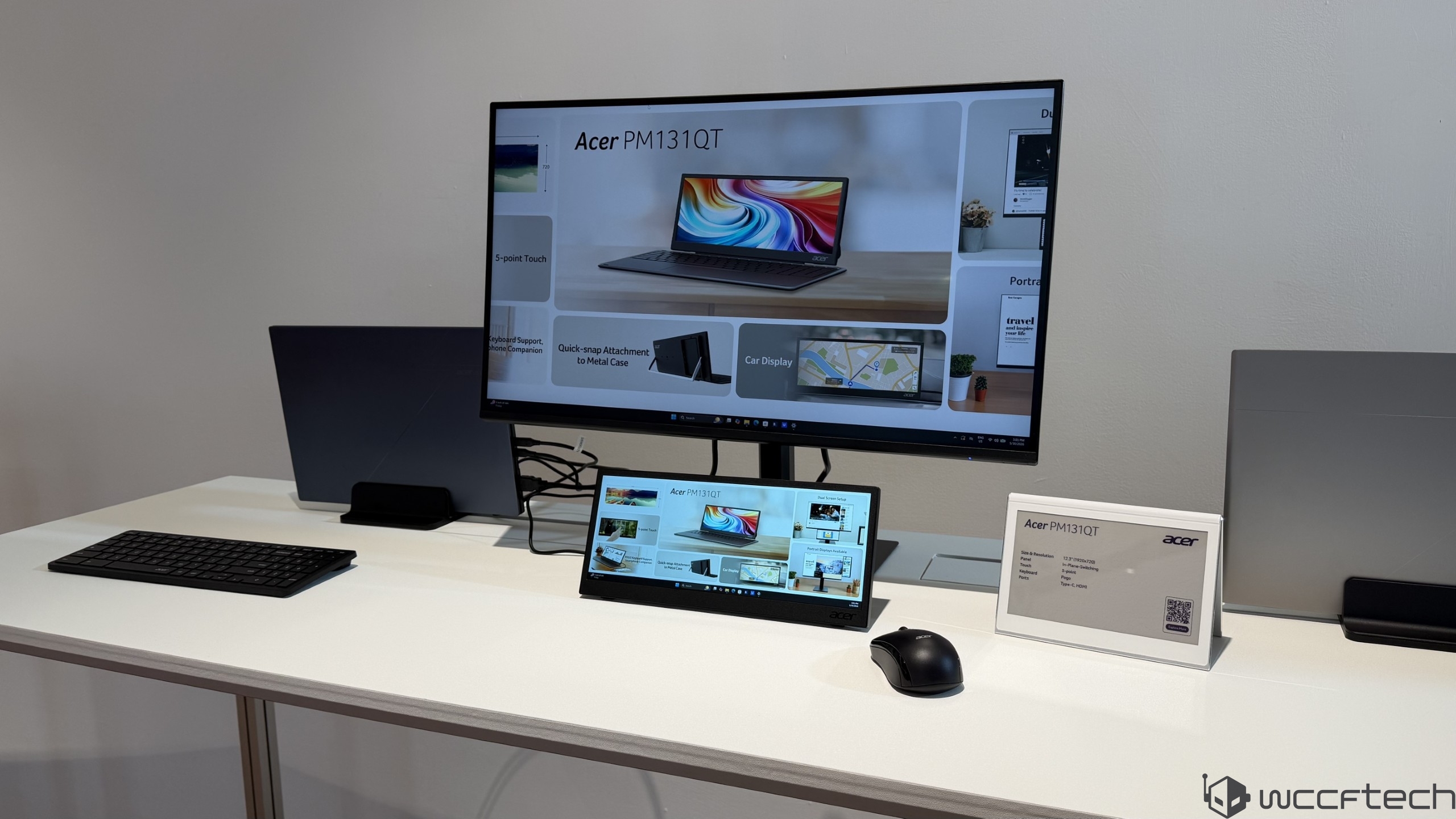 Φορητή οθόνη Acer PM131QT σε ρύθμιση γραφείου.