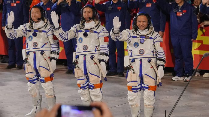 Shenzhou-21: Οι τρεις Κινέζοι αστροναύτες επέστρεψαν! Shenzhou-21: Οι τρεις Κινέζοι αστροναύτες επέστρεψαν!