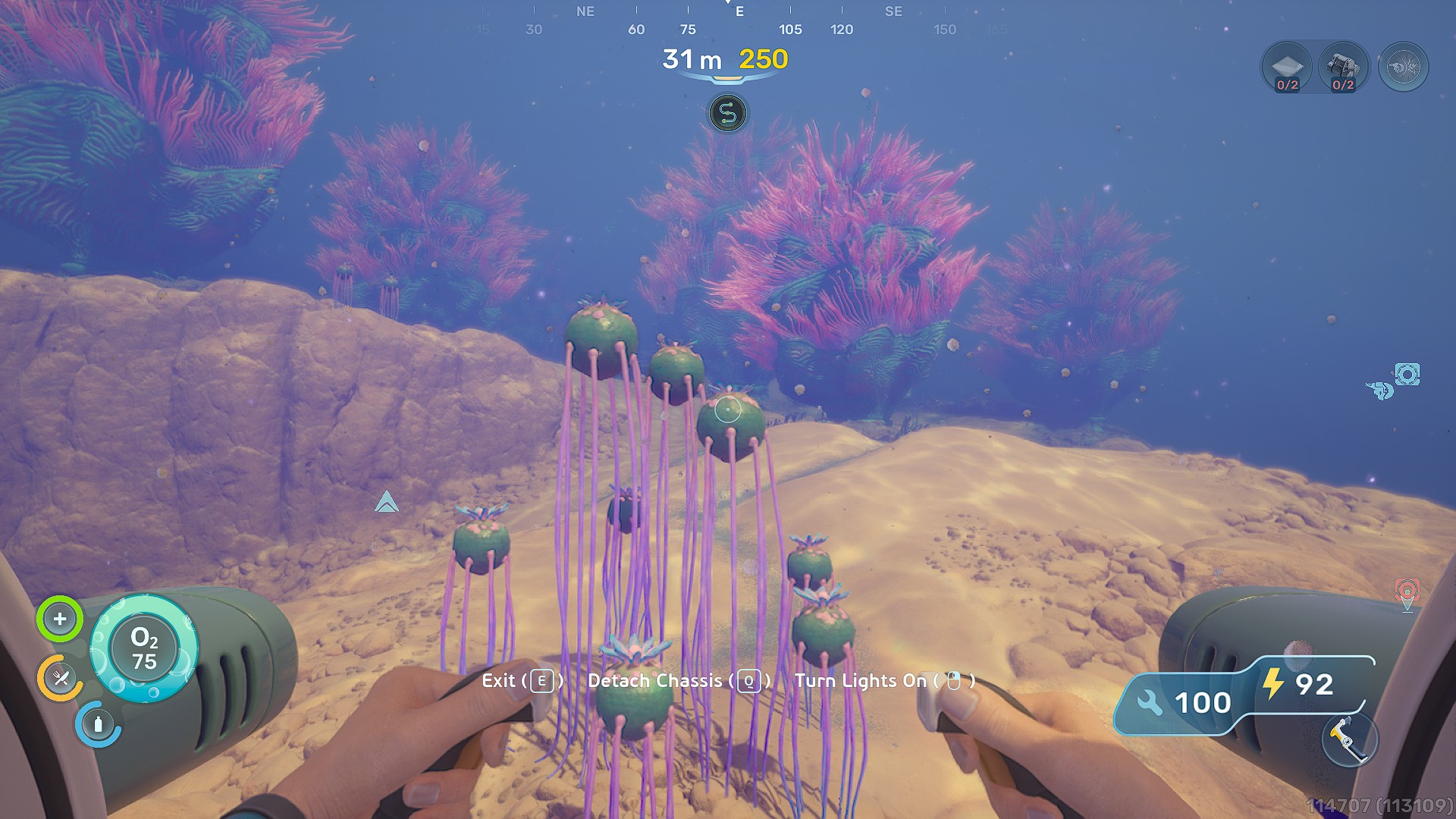 Ένας παίκτης στο Subnautica πιλοτάρει ένα υποβρύχιο όχημα με HUD που εμφανίζει 'Έξοδος (E)' και επίπεδα οξυγόνου στο 'O2 75' ενώ εξερευνά ένα τοπίο στον πυθμένα του ωκεανού με πολύχρωμα κοράλλια.