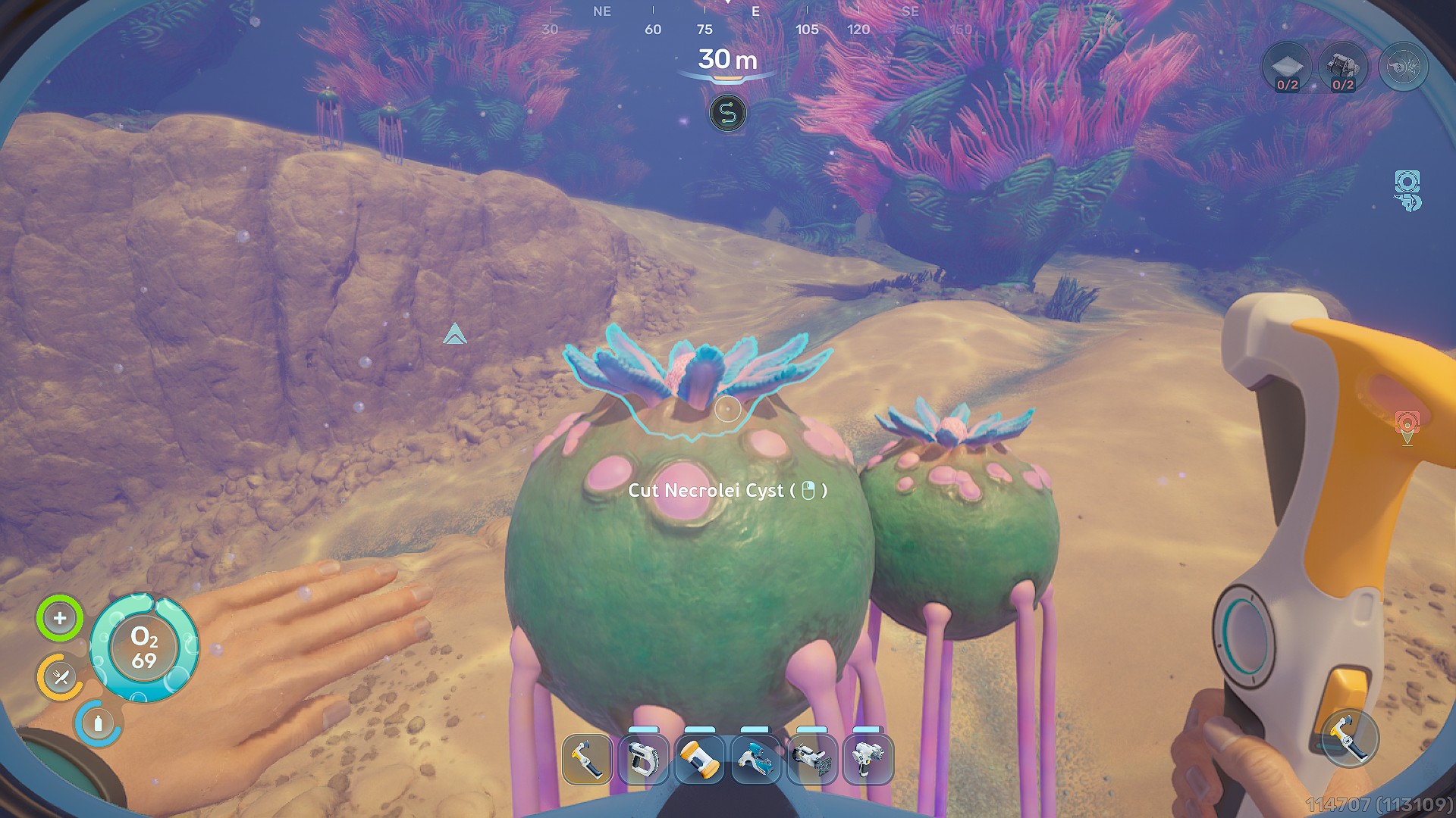 Μια σκηνή από το παιχνίδι «Subnautica: Below Zero» δείχνει το χέρι ενός παίκτη που κρατά ένα εργαλείο, με την προτροπή στην οθόνη «Cut Necrolei Cyst» υποβρύχια σε βάθος 30 μέτρων.