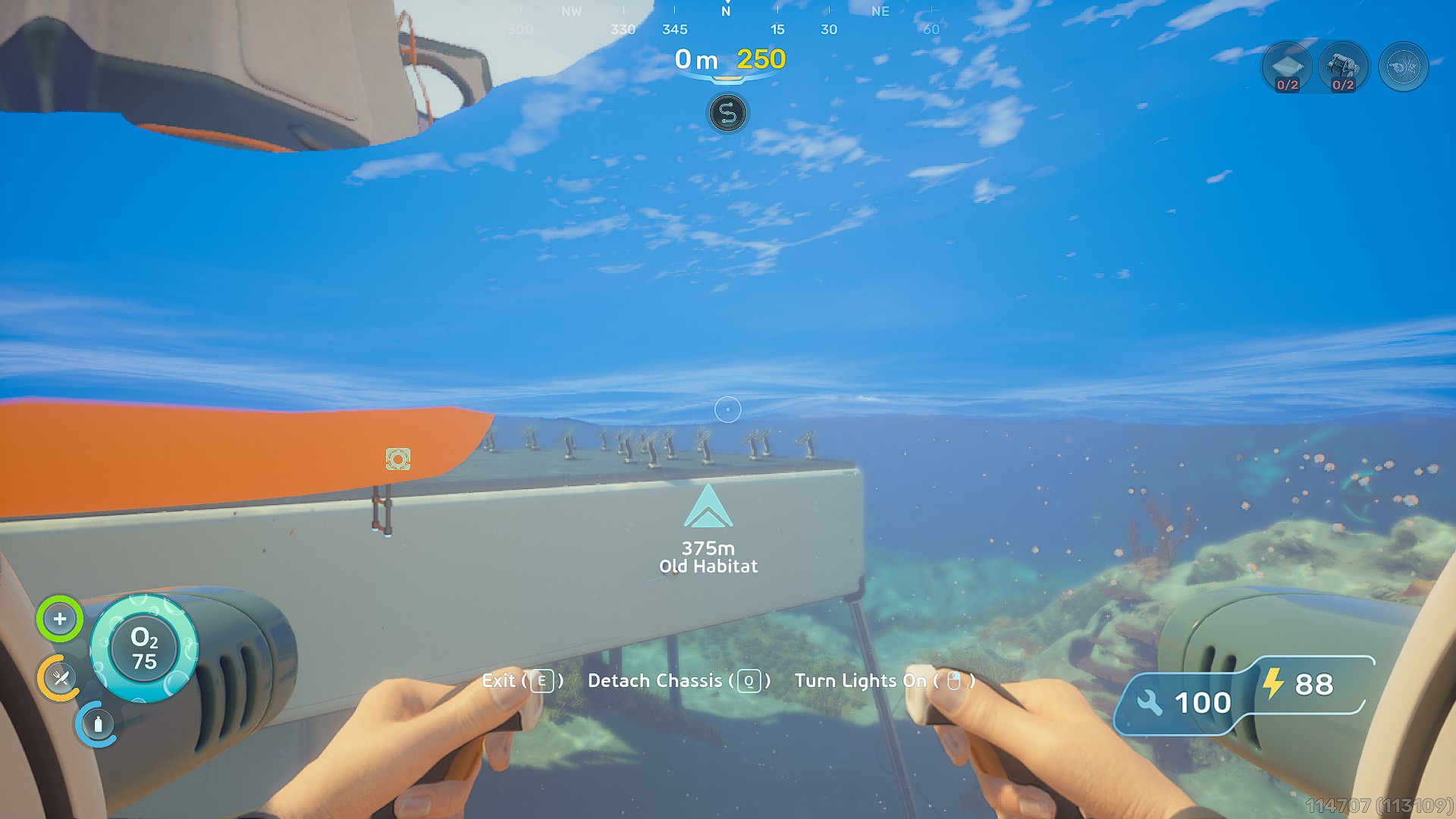 Ένας παίκτης στο «Subnautica» οδηγεί ένα υποβρύχιο όχημα προς ένα σημείο με την ένδειξη «375m Old Habitat», με στοιχεία διεπαφής που δείχνουν επίπεδα οξυγόνου και ισχύος.