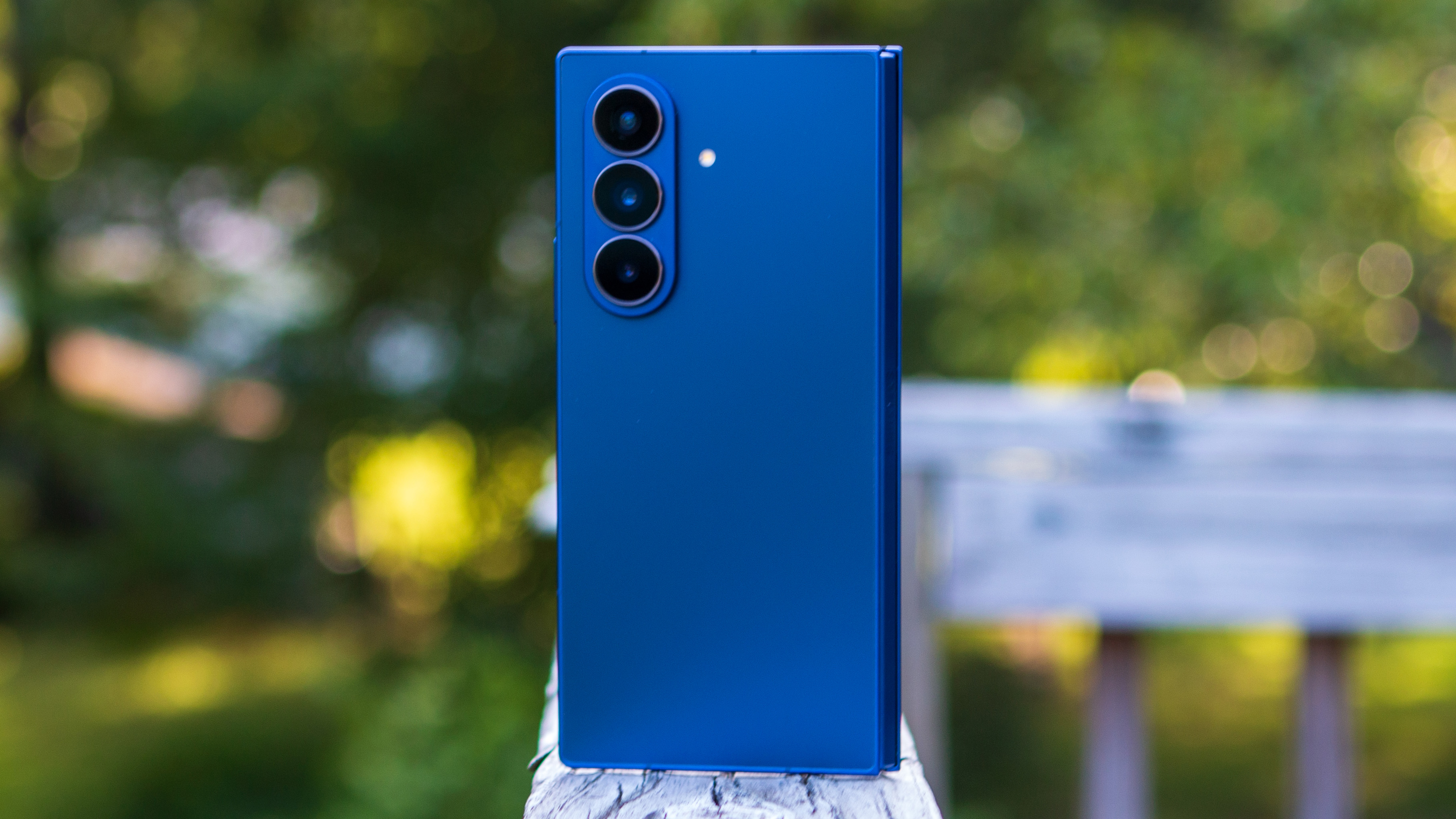 Πίσω μέρος του Samsung Galaxy Z Fold 7 στην προεξοχή του καταστρώματος