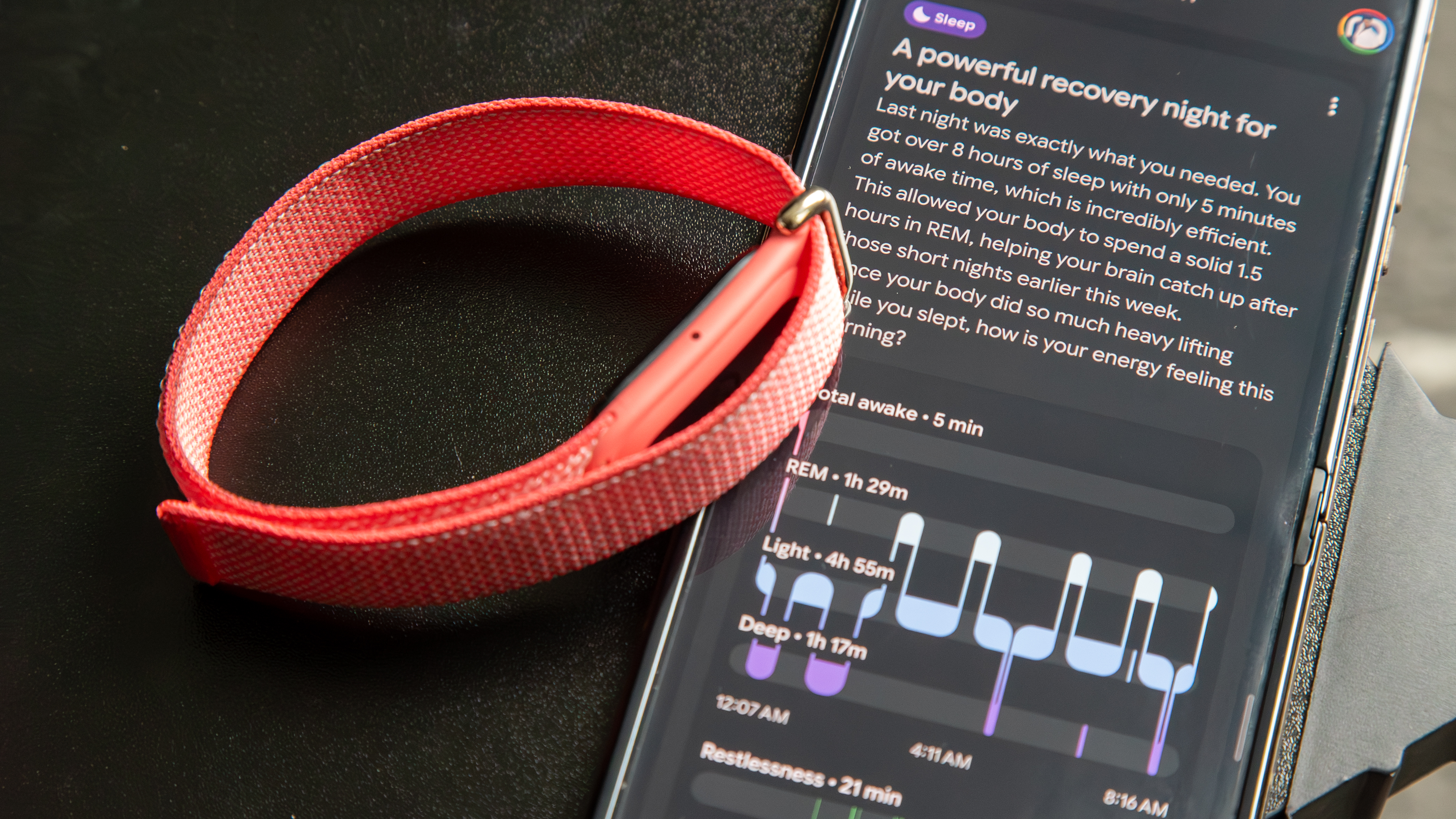 Το Fitbit Air δίπλα σε smartphone με την εφαρμογή Google Health που δείχνει ανάλυση ύπνου
