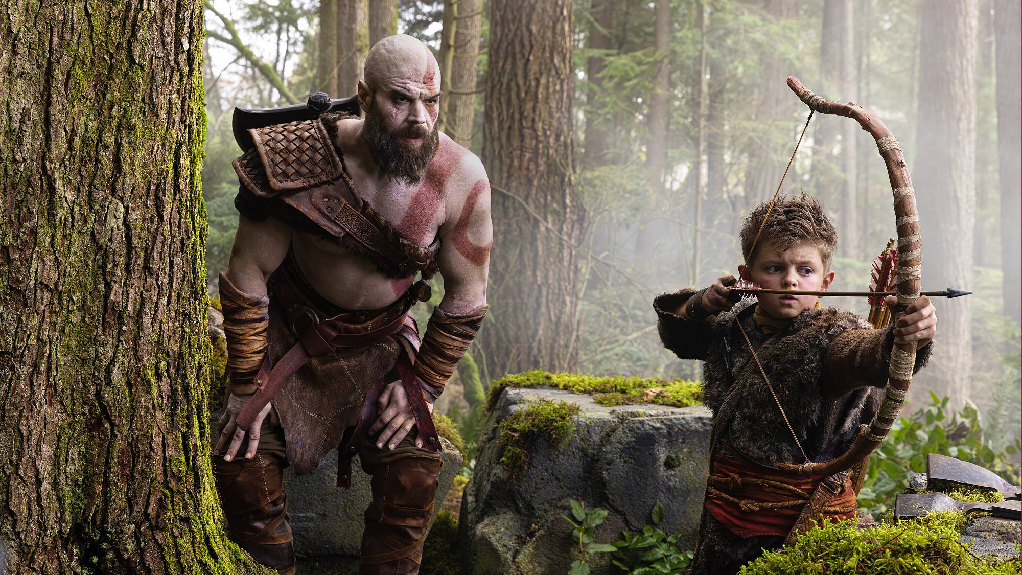 Ο Ryan Hurst ως Kratos και ο Callum Vinson ως Atreus 'Θεός του πολέμου'