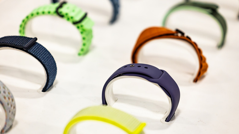 Μια επιλογή από ιμάντες smartwatch.