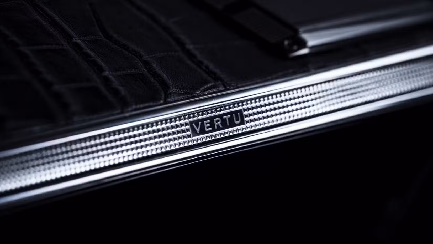 Ο μεντεσές του Vertu Alphafold
