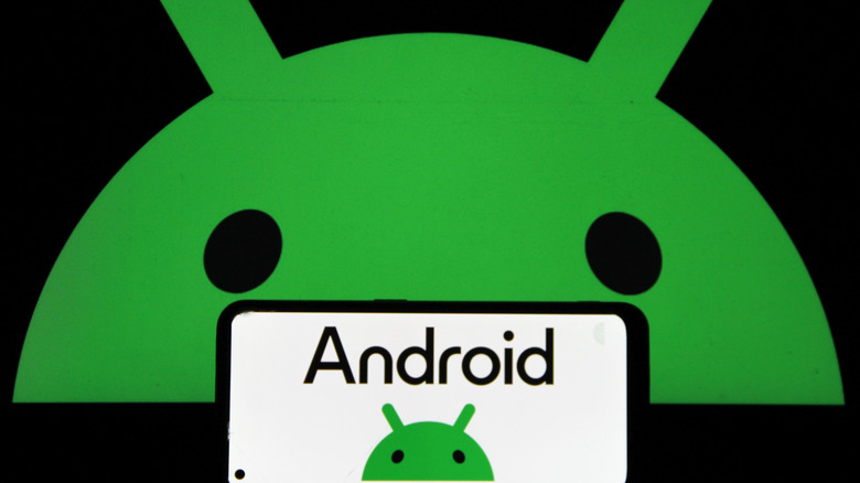 Λογότυπο Android σε smartphone