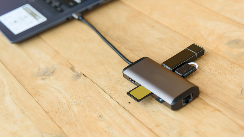 Διανομέας USB συνδεδεμένος σε μια θύρα φορητού υπολογιστή με άλλες συσκευές συνδεδεμένες σε αυτήν